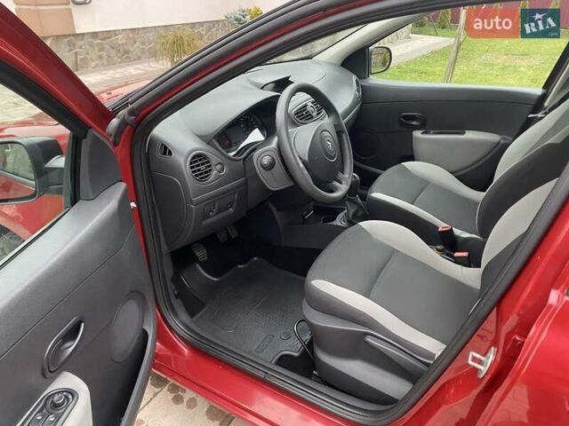 Красный Рено Клио, объемом двигателя 1.5 л и пробегом 230 тыс. км за 5950 $, фото 15 на Automoto.ua