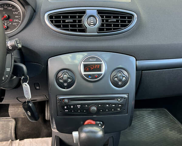 Красный Рено Клио, объемом двигателя 1.6 л и пробегом 240 тыс. км за 6999 $, фото 32 на Automoto.ua