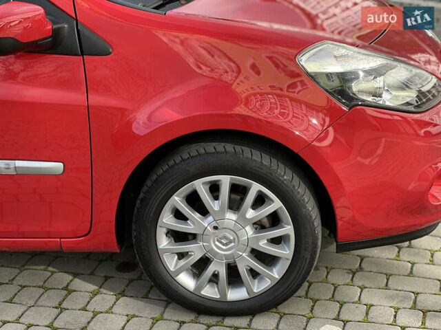 Красный Рено Клио, объемом двигателя 1.6 л и пробегом 240 тыс. км за 6999 $, фото 18 на Automoto.ua