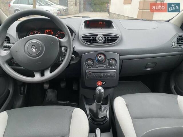 Красный Рено Клио, объемом двигателя 1.5 л и пробегом 230 тыс. км за 5950 $, фото 22 на Automoto.ua