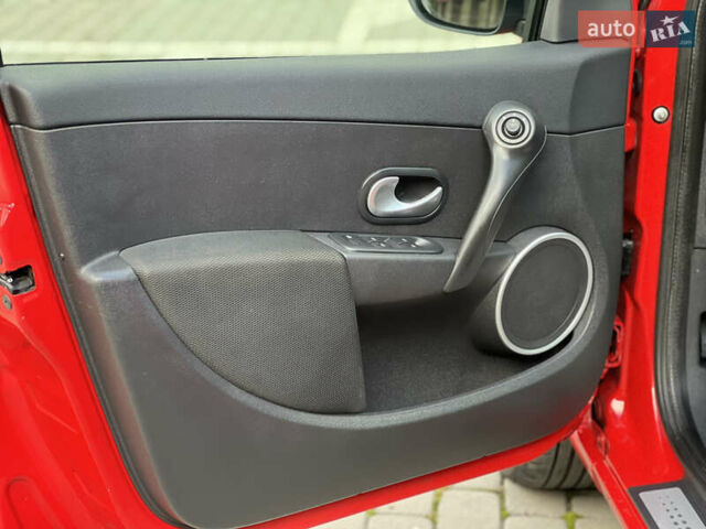 Красный Рено Клио, объемом двигателя 1.6 л и пробегом 240 тыс. км за 6999 $, фото 30 на Automoto.ua