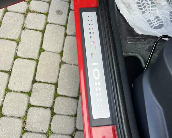 Красный Рено Клио, объемом двигателя 1.6 л и пробегом 240 тыс. км за 6999 $, фото 37 на Automoto.ua