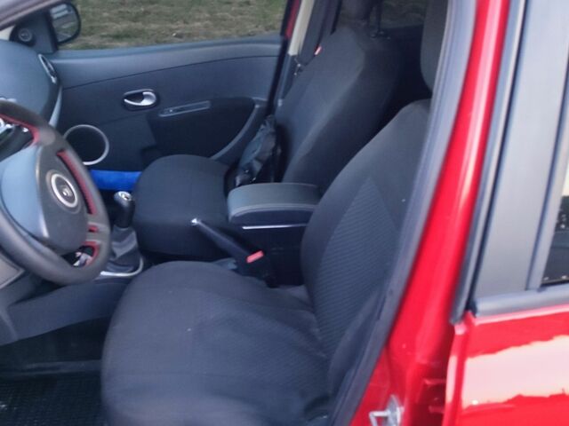 Красный Рено Клио, объемом двигателя 1.5 л и пробегом 335 тыс. км за 4999 $, фото 6 на Automoto.ua