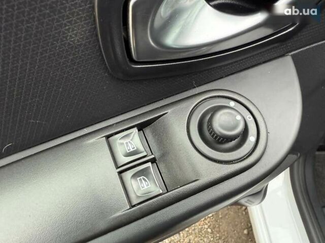 Рено Клио, объемом двигателя 1.5 л и пробегом 142 тыс. км за 9500 $, фото 20 на Automoto.ua