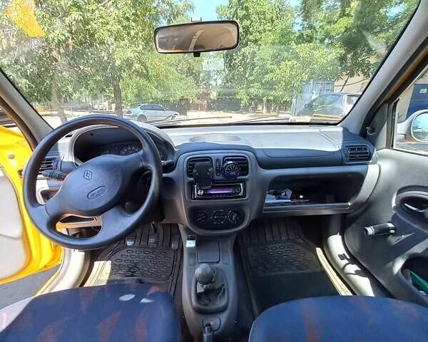 Желтый Рено Клио, объемом двигателя 1.39 л и пробегом 150 тыс. км за 2500 $, фото 8 на Automoto.ua
