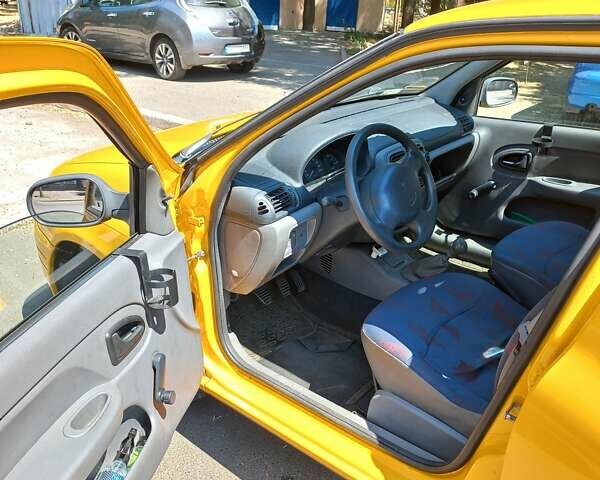 Желтый Рено Клио, объемом двигателя 1.39 л и пробегом 150 тыс. км за 2500 $, фото 5 на Automoto.ua
