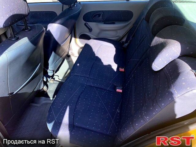 Желтый Рено Клио, объемом двигателя 1.4 л и пробегом 173 тыс. км за 3350 $, фото 5 на Automoto.ua