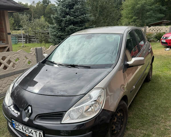 Желтый Рено Клио, объемом двигателя 1.5 л и пробегом 280 тыс. км за 3200 $, фото 1 на Automoto.ua