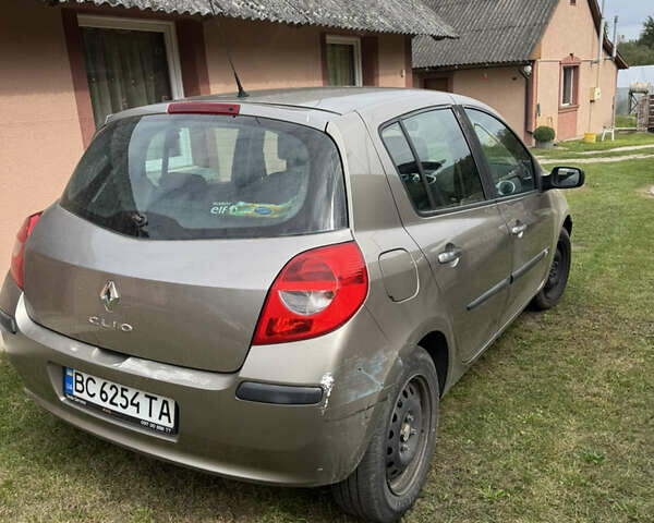Желтый Рено Клио, объемом двигателя 1.5 л и пробегом 280 тыс. км за 3200 $, фото 3 на Automoto.ua