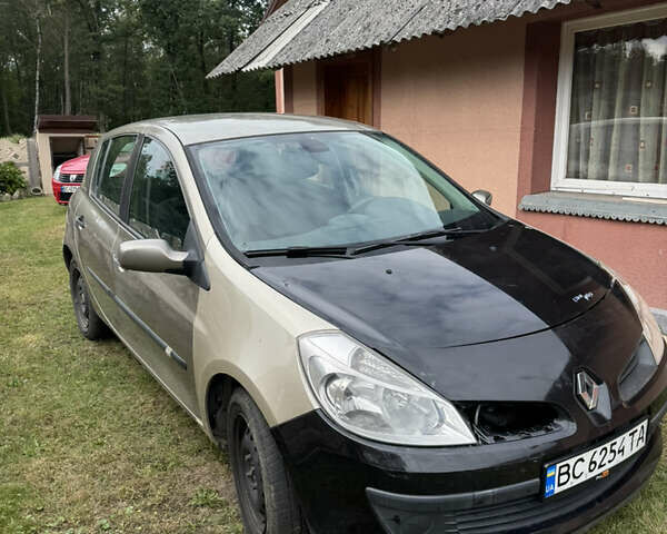 Желтый Рено Клио, объемом двигателя 1.5 л и пробегом 280 тыс. км за 3200 $, фото 2 на Automoto.ua