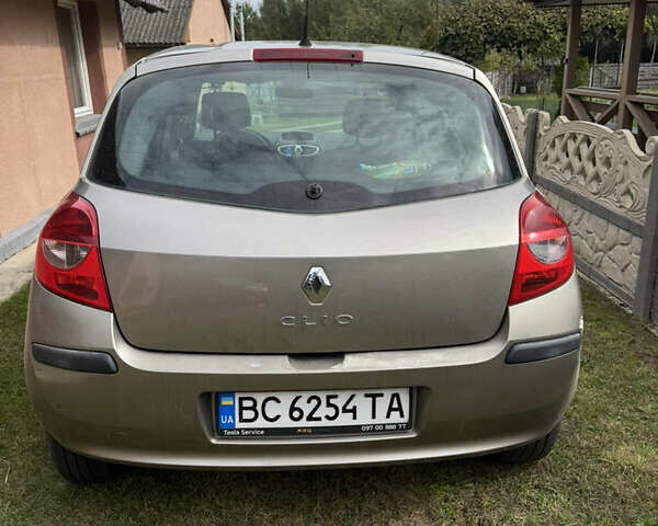 Желтый Рено Клио, объемом двигателя 1.5 л и пробегом 280 тыс. км за 3200 $, фото 4 на Automoto.ua
