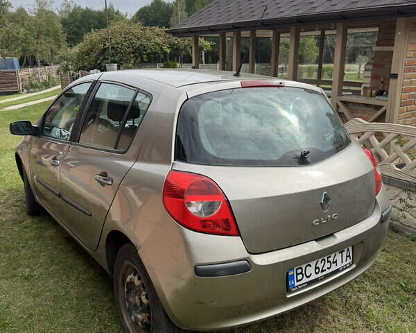 Желтый Рено Клио, объемом двигателя 1.5 л и пробегом 280 тыс. км за 3200 $, фото 5 на Automoto.ua