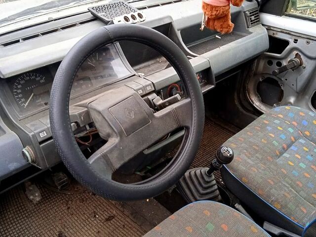 Серый Рено Клио, объемом двигателя 14 л и пробегом 0 тыс. км за 290 $, фото 5 на Automoto.ua