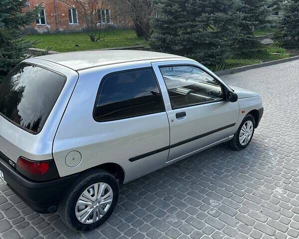 Серый Рено Клио, объемом двигателя 1.2 л и пробегом 209 тыс. км за 2500 $, фото 8 на Automoto.ua