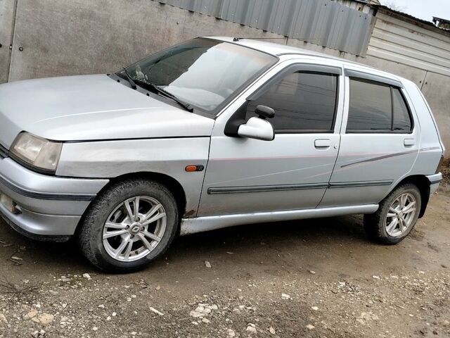 Серый Рено Клио, объемом двигателя 1.4 л и пробегом 100 тыс. км за 2000 $, фото 8 на Automoto.ua