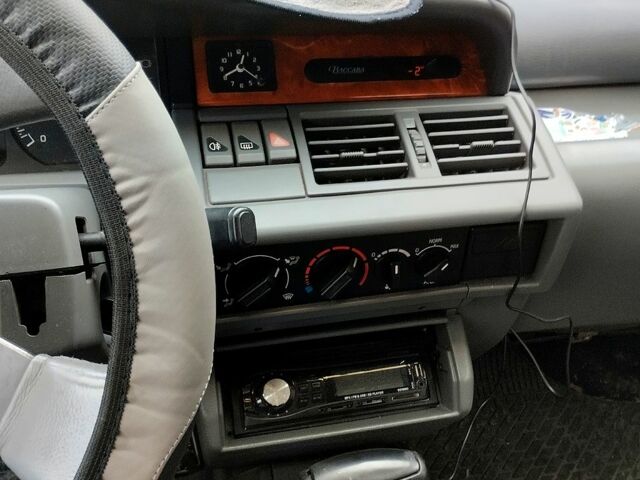 Серый Рено Клио, объемом двигателя 1.4 л и пробегом 100 тыс. км за 2000 $, фото 3 на Automoto.ua