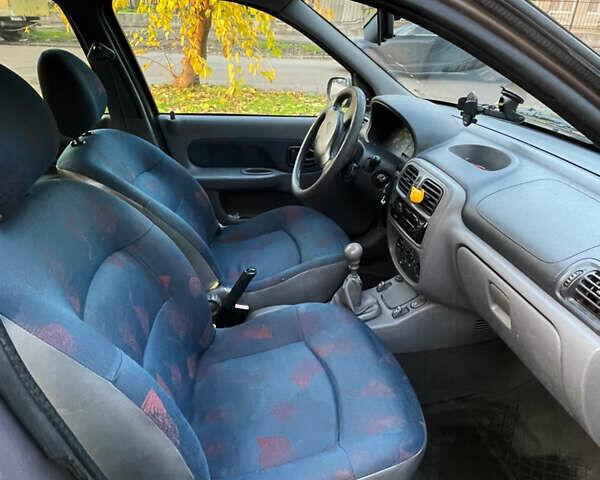 Серый Рено Клио, объемом двигателя 1.4 л и пробегом 200 тыс. км за 3500 $, фото 13 на Automoto.ua