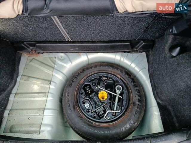 Серый Рено Клио, объемом двигателя 1.4 л и пробегом 216 тыс. км за 3500 $, фото 6 на Automoto.ua