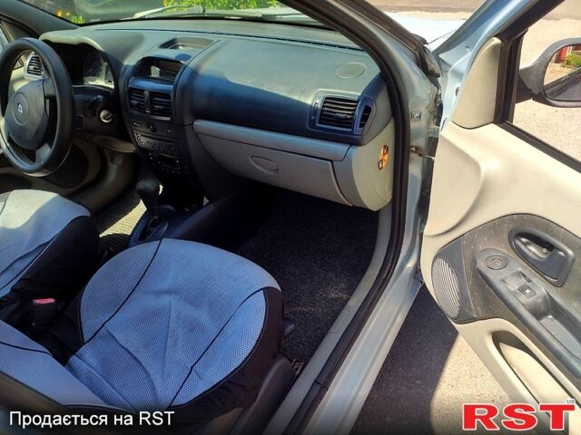 Серый Рено Клио, объемом двигателя 1.4 л и пробегом 254 тыс. км за 2500 $, фото 6 на Automoto.ua