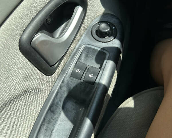 Сірий Рено Кліо, об'ємом двигуна 1.5 л та пробігом 230 тис. км за 2500 $, фото 5 на Automoto.ua