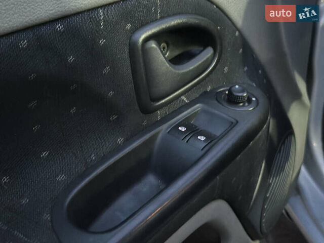 Серый Рено Клио, объемом двигателя 1.4 л и пробегом 160 тыс. км за 2999 $, фото 13 на Automoto.ua