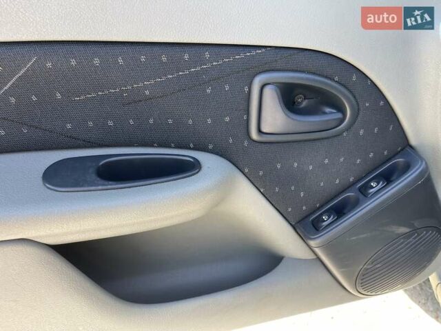 Серый Рено Клио, объемом двигателя 1.4 л и пробегом 329 тыс. км за 2999 $, фото 11 на Automoto.ua