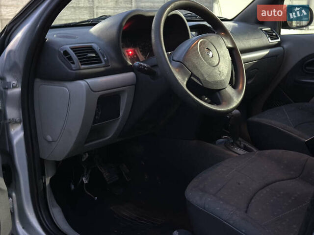 Серый Рено Клио, объемом двигателя 1.4 л и пробегом 160 тыс. км за 2999 $, фото 6 на Automoto.ua