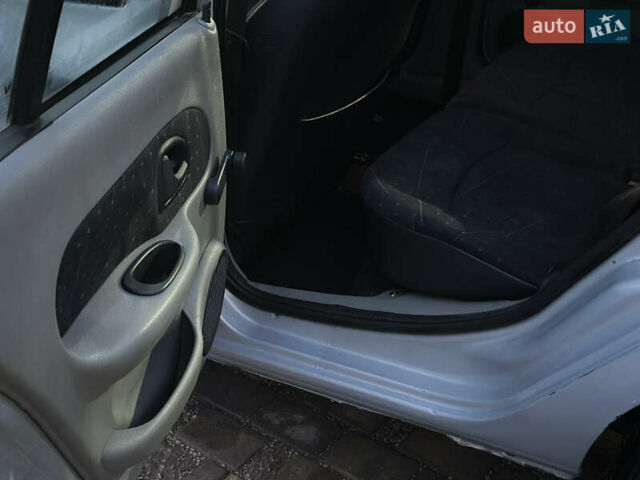 Серый Рено Клио, объемом двигателя 1.4 л и пробегом 160 тыс. км за 2999 $, фото 12 на Automoto.ua