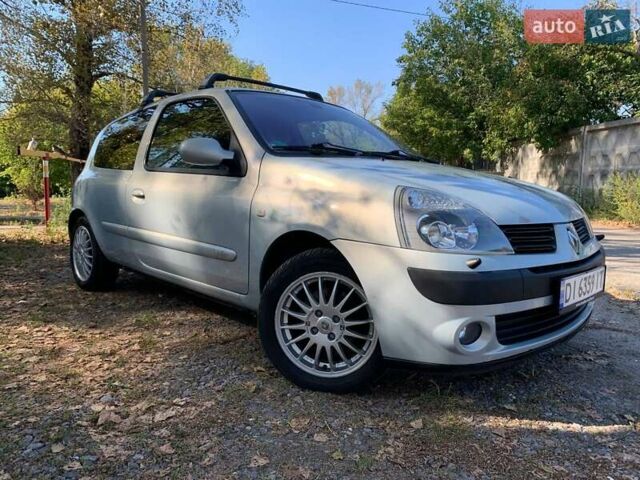 Серый Рено Клио, объемом двигателя 1.6 л и пробегом 220 тыс. км за 5700 $, фото 3 на Automoto.ua