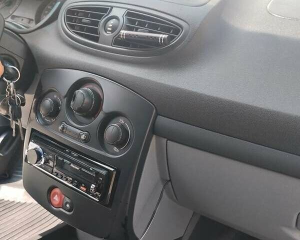 Серый Рено Клио, объемом двигателя 1.1 л и пробегом 221 тыс. км за 3530 $, фото 5 на Automoto.ua