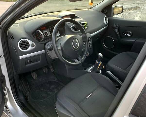Серый Рено Клио, объемом двигателя 1.2 л и пробегом 174 тыс. км за 3900 $, фото 6 на Automoto.ua