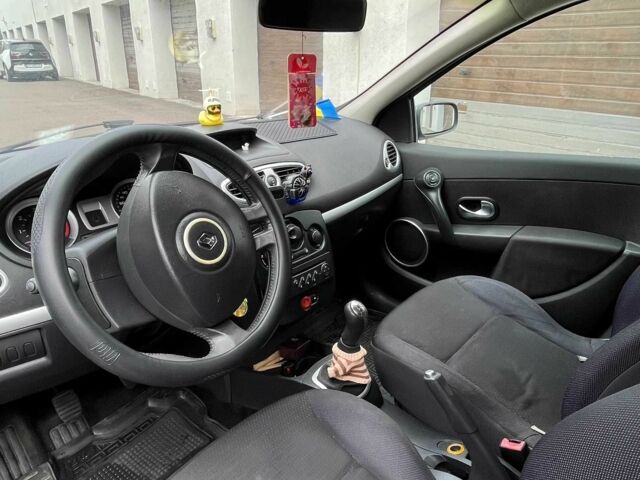 Серый Рено Клио, объемом двигателя 1.5 л и пробегом 300 тыс. км за 3800 $, фото 7 на Automoto.ua