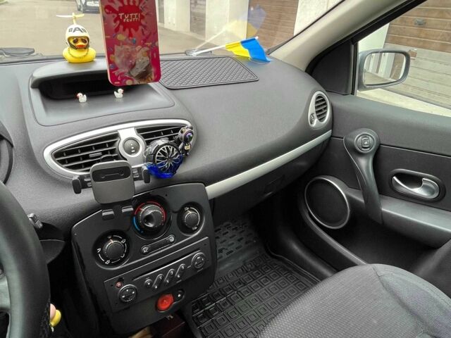 Серый Рено Клио, объемом двигателя 1.5 л и пробегом 300 тыс. км за 3800 $, фото 8 на Automoto.ua