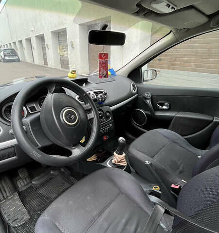 Рено Клио 2005 в Ровно на Automoto.ua Серый Рено Клио, объемом двигателя 1.5 л и пробегом 299 тыс. км за 4200 $, фото 10 на Automoto.ua