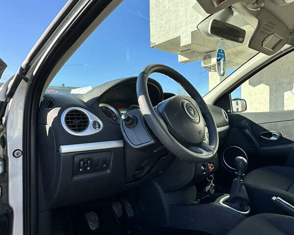 Серый Рено Клио, объемом двигателя 1.5 л и пробегом 198 тыс. км за 3300 $, фото 11 на Automoto.ua