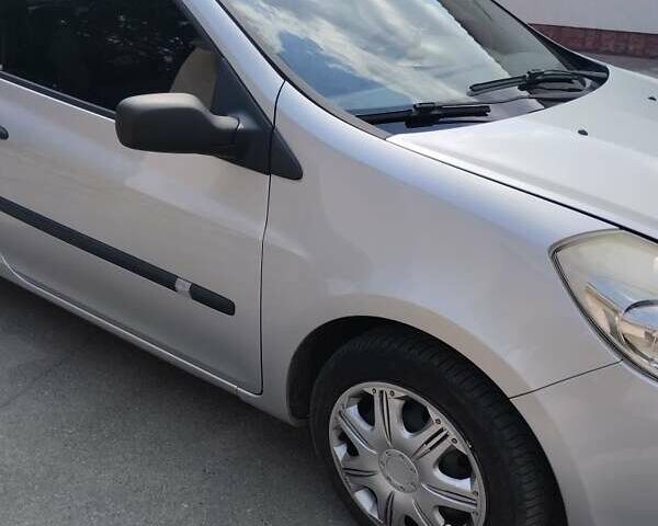 Серый Рено Клио, объемом двигателя 1.1 л и пробегом 221 тыс. км за 3300 $, фото 3 на Automoto.ua