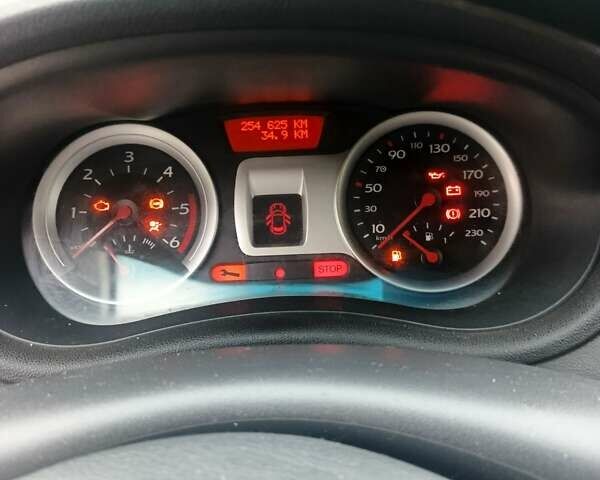 Серый Рено Клио, объемом двигателя 1.5 л и пробегом 255 тыс. км за 4100 $, фото 2 на Automoto.ua