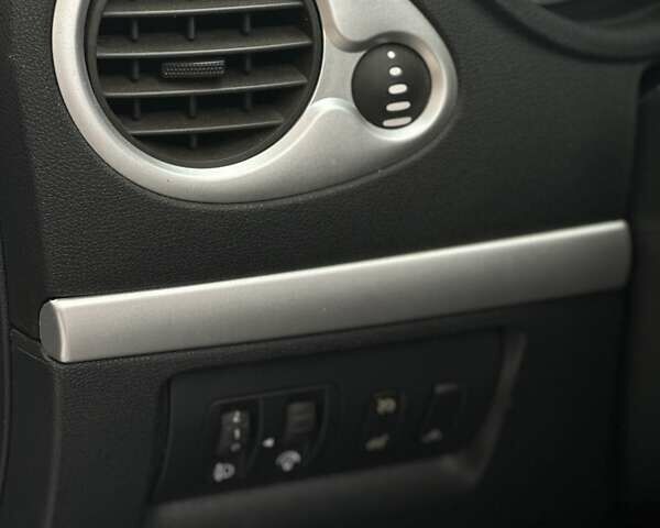 Серый Рено Клио, объемом двигателя 1.6 л и пробегом 163 тыс. км за 5999 $, фото 45 на Automoto.ua