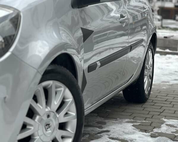Серый Рено Клио, объемом двигателя 1.6 л и пробегом 163 тыс. км за 5999 $, фото 6 на Automoto.ua
