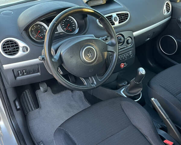 Сірий Рено Кліо, об'ємом двигуна 1.6 л та пробігом 142 тис. км за 5299 $, фото 16 на Automoto.ua