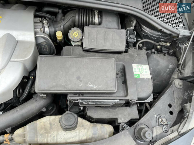 Сірий Рено Кліо, об'ємом двигуна 1.6 л та пробігом 140 тис. км за 6800 $, фото 28 на Automoto.ua