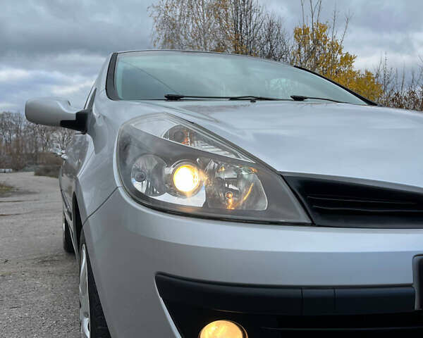 Серый Рено Клио, объемом двигателя 1.6 л и пробегом 140 тыс. км за 5450 $, фото 2 на Automoto.ua