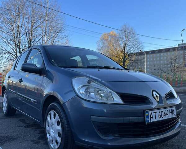 Серый Рено Клио, объемом двигателя 1.4 л и пробегом 141 тыс. км за 4199 $, фото 1 на Automoto.ua