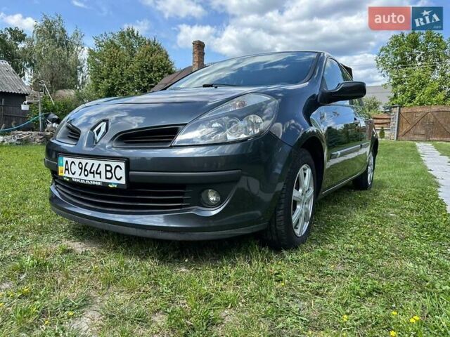 Серый Рено Клио, объемом двигателя 1.6 л и пробегом 218 тыс. км за 5700 $, фото 2 на Automoto.ua