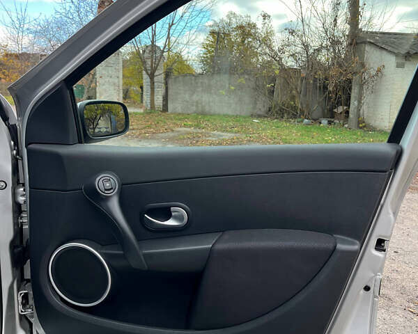 Серый Рено Клио, объемом двигателя 1.6 л и пробегом 140 тыс. км за 5450 $, фото 44 на Automoto.ua