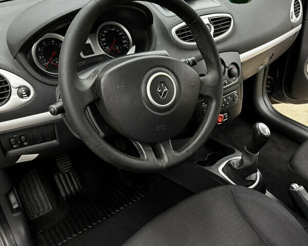 Серый Рено Клио, объемом двигателя 1.6 л и пробегом 179 тыс. км за 4300 $, фото 16 на Automoto.ua