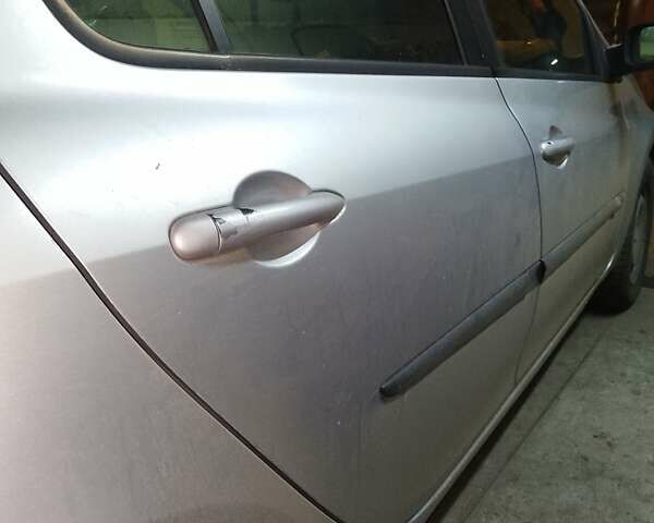 Серый Рено Клио, объемом двигателя 1.6 л и пробегом 197 тыс. км за 4750 $, фото 10 на Automoto.ua