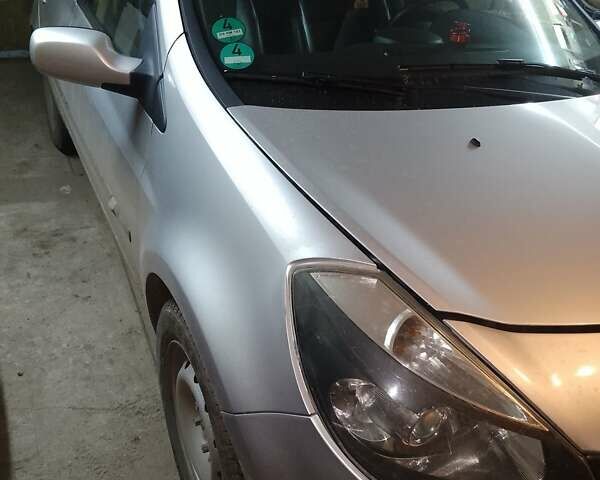 Серый Рено Клио, объемом двигателя 1.6 л и пробегом 197 тыс. км за 4750 $, фото 1 на Automoto.ua