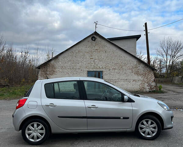 Серый Рено Клио, объемом двигателя 1.6 л и пробегом 140 тыс. км за 5450 $, фото 23 на Automoto.ua