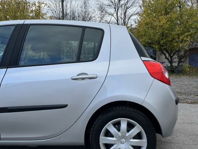 Сірий Рено Кліо, об'ємом двигуна 1.6 л та пробігом 143 тис. км за 5099 $, фото 1 на Automoto.ua
